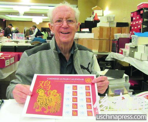 中國僑網(wǎng)索貝爾展示聯(lián)合國郵政局發(fā)行聯(lián)合國雞年生肖小版張。(美國《僑報(bào)》/翁羽 攝)