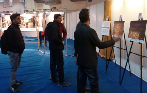 中國(guó)僑網(wǎng)觀眾饒有興趣地談起2016年觀看“歡樂(lè)春節(jié)”演出的盛況