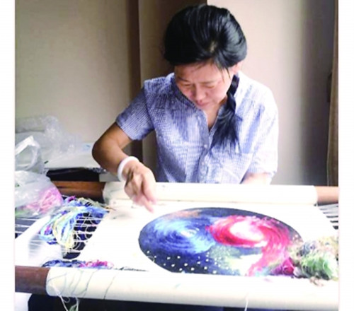 中國僑網(wǎng)劉小紅在創(chuàng)作刺繡《星云之夢》