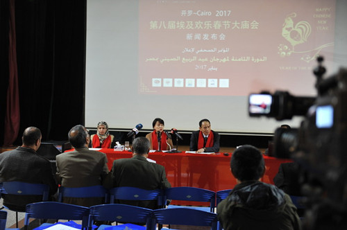 中國僑網(wǎng)中國駐埃及使館文化參贊陳冬云與開羅中國文化中心執(zhí)行主任劉世平出席發(fā)布會。(唐修梵 攝)