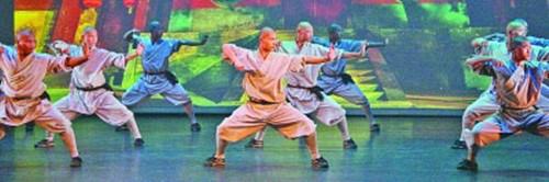 中國僑網(wǎng)中國武僧正在表演少林武術(shù)。(王水平 攝)