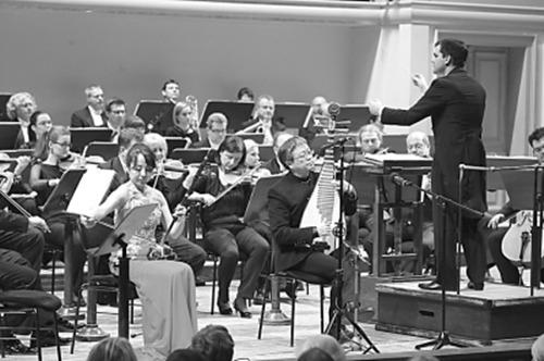 中國僑網(wǎng)二胡演奏家白玉(前排左)、琵琶演奏家涂善祥(前排右)與布拉格愛樂樂團(tuán)合奏《白帝城幻想》。(任鵬 攝)