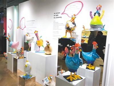 中國(guó)僑網(wǎng)圖為美國(guó)南加州“琉璃工房”藝?yán)壤镎钩鲭u年特色作品。廖政軍攝