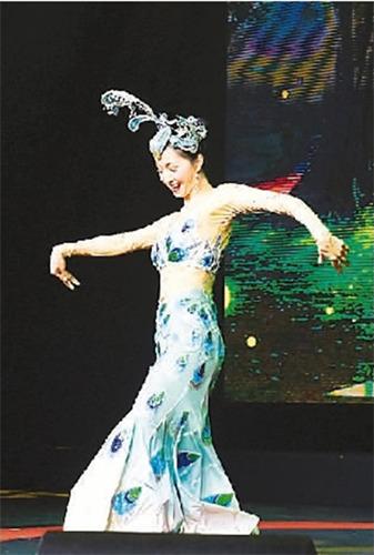 中國(guó)僑網(wǎng)獨(dú)舞《吉祥孔雀》(新華社記者 張立云 攝)