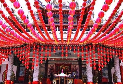 中國(guó)僑網(wǎng)馬來西亞吉隆坡天后廟掛起紅燈籠慶祝雞年春節(jié)。(新華社發(fā))