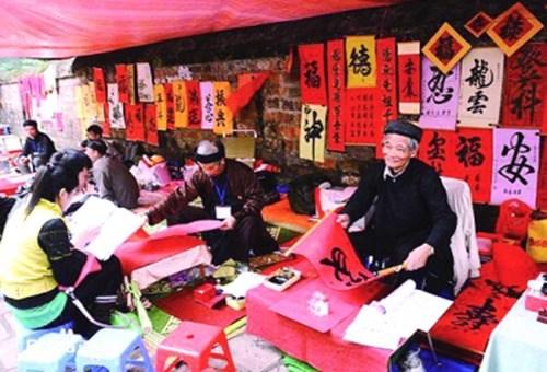 中國(guó)僑網(wǎng)越南河內(nèi)民眾選購(gòu)對(duì)聯(lián)及漢字字帖。(資料圖)