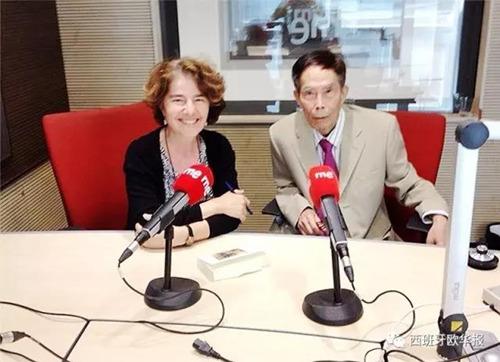 中國(guó)僑網(wǎng)譯者陳國(guó)堅(jiān)在國(guó)家電臺(tái)五臺(tái)介紹《唐詩三百首》。(西班牙《歐華報(bào)》資料圖)