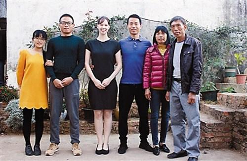 中國(guó)僑網(wǎng)洋媳婦與家人合影(受訪者供圖)