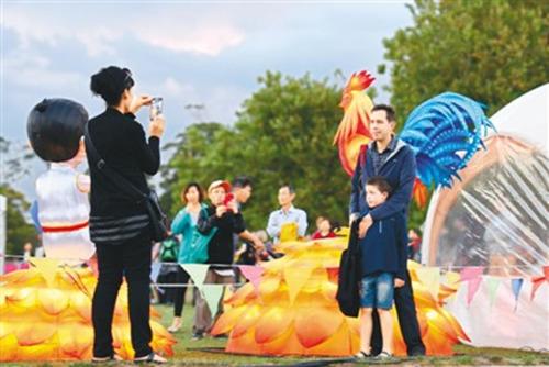 中國僑網(wǎng)圖為在奧克蘭市民在元宵燈節(jié)上留影。(新華社記者 宿亮 攝)