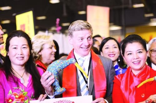 中國僑網(wǎng)新西蘭總理英格利希對中國文化中心贈予的非遺布藝幾維鳥愛不釋手