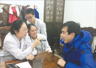 中國僑網(wǎng)嚴利依(中)跟隨北京中醫(yī)藥大學(xué)博導(dǎo)谷曉紅教授(左一)在國醫(yī)堂出門診。(馬雪顏 攝)