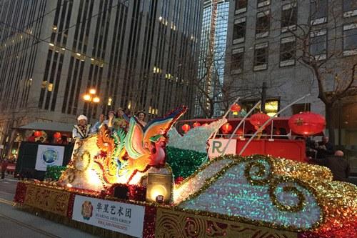 中國僑網(wǎng)花車巡游。(舊金山華星藝術(shù)團(tuán)供圖)