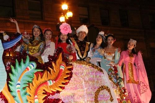 中國僑網(wǎng)花車巡游。(舊金山華星藝術(shù)團(tuán)供圖)