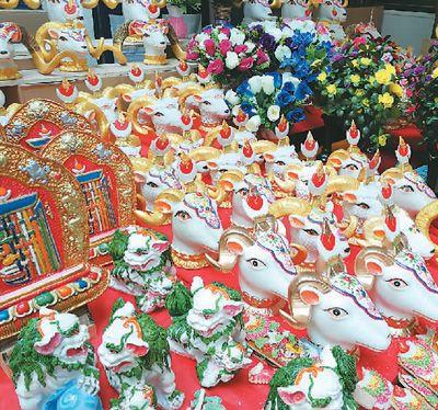 中國僑網(wǎng)圖為年貨市場一角。(袁泉 攝)