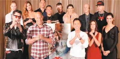 中國僑網(wǎng)華人演員甄子丹(前排左三)、吳亦凡(前排左一)在好萊塢電影《極限特工:終極回歸》中扮演角色