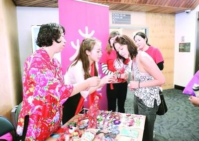 中國僑網(wǎng)圖為惠靈頓的中文愛好者對非遺作品表現(xiàn)出濃厚興趣。(方華 張健勇 攝)