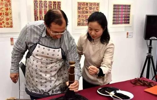 中國(guó)僑網(wǎng)西班牙友人在嘗試?yán)L制木版畫(huà)。(西班牙《歐華報(bào)》資料圖)