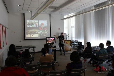 中國僑網(wǎng)鮑嘉璐與大家分享人生經(jīng)歷對她寫作的影響。(美國《僑報》/葉淑真 攝)