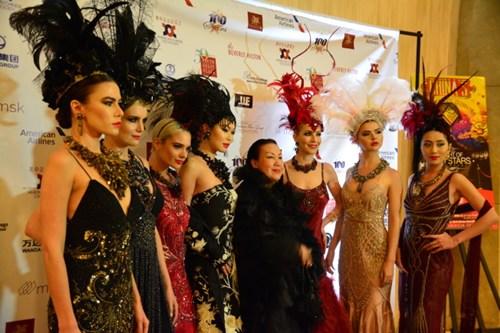 中國(guó)僑網(wǎng)華裔服裝設(shè)計(jì)師黃秀蓮(右四)與穿著黃秀蓮設(shè)計(jì)服裝的模特兒盛裝出席。(美國(guó)《世界日?qǐng)?bào)》/吳佩甄 攝)