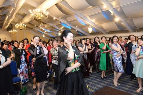 中國(guó)僑網(wǎng)新澤西州近200位華人佳麗盛裝出席長(zhǎng)卷拍攝活動(dòng)“畫(huà)中人珍情新澤西”。(美國(guó)《世界日?qǐng)?bào)》資料圖)