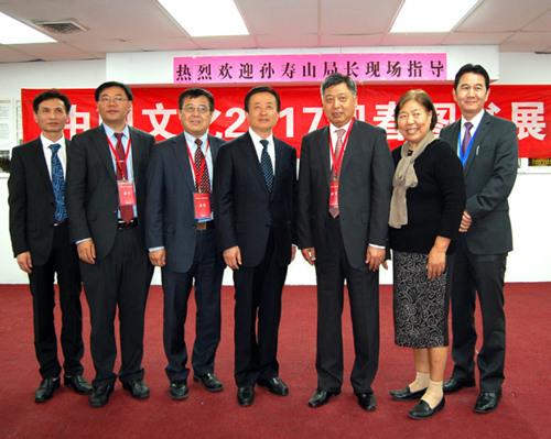 中國僑網(wǎng)合影。(美國《世界日報》資料圖)