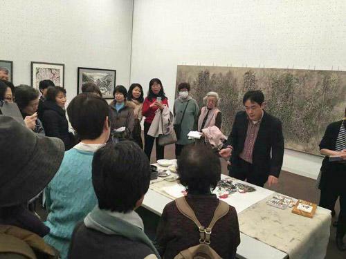 中國(guó)僑網(wǎng)金醒石現(xiàn)場(chǎng)作畫 (日本新華僑報(bào)網(wǎng))