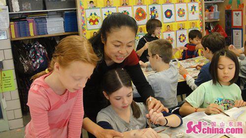 中國僑網(wǎng)2011年11月,楊紅衛(wèi)赴美國芝加哥教學(xué)生制作風(fēng)箏