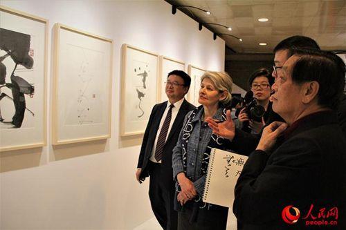 中國(guó)僑網(wǎng)聯(lián)合國(guó)教科文組織總干事博科娃饒有興致地欣賞展覽。李永群攝