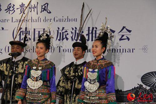 中國(guó)僑網(wǎng)推介會(huì)上,來(lái)自貴州少數(shù)民族阿哥阿妹們獻(xiàn)上原汁原味的民族歌舞盛宴。 人民網(wǎng)馮雪珺攝