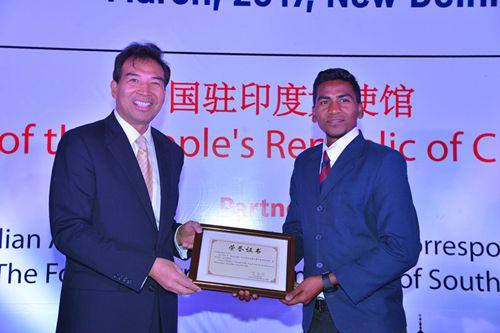 中國僑網(wǎng)羅照輝為德里大學(xué)“中國行社交媒體大賽”獲獎學(xué)生頒發(fā)獎品和證書 (來源:中國駐印度使館網(wǎng)站)
