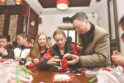 中國僑網(wǎng)中外青少年共同體驗非遺項目。 新華報業(yè)視覺中心記者 邵丹 攝