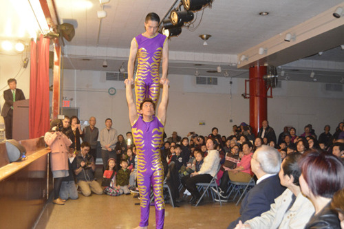 中國僑網(wǎng)中國沈陽雜技團的雙人雜技引起觀眾驚嘆。(美國《世界日報》/俞姝含 攝)