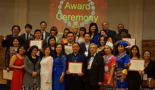 中國僑網(wǎng)參加本次電影節(jié)中國電影界人士和電影節(jié)華裔執(zhí)行主席唐玲(前排左4)、導(dǎo)演原雅軒(前排左5) (來源:全美中華青年聯(lián)合會)