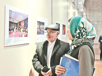 中國僑網圖為當?shù)孛癖妳⒂^圖片展。 本報記者 周翰博攝