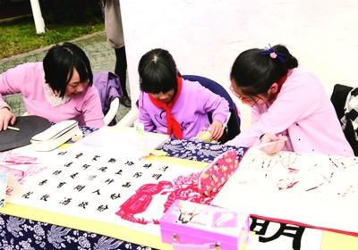 中國(guó)僑網(wǎng)民間藝術(shù)面對(duì)面暨美麗非遺趕大集活動(dòng)在海寧市南關(guān)廂歷史文化街區(qū)舉行