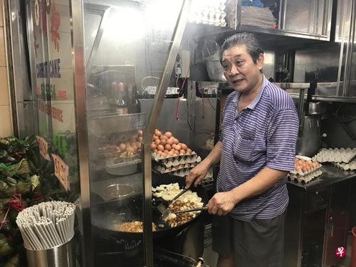 中國僑網(wǎng)“福明”熟食攤攤主。(新加坡《聯(lián)合早報(bào)》資料圖)