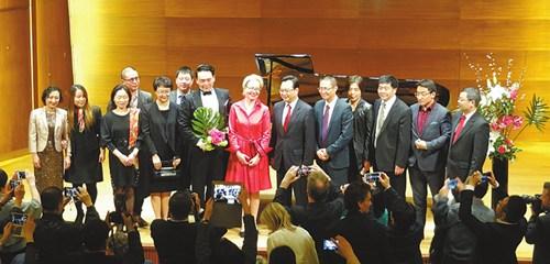 中國僑網(wǎng)中國駐漢堡總領(lǐng)事孫從彬(前排右六)、漢堡市政府嘉賓(前排左六)與吳牧野(前排左五)和主辦方及贊助商合影。