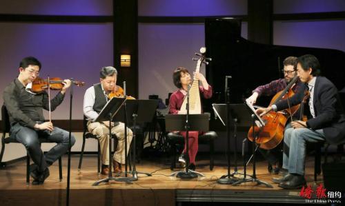 中國僑網(wǎng)圖為著名琵琶演奏家吳蠻和“上海四重奏”樂隊在林肯中心Rose Studio進行正式演出前的排練。(美國《僑報》/管黎明 攝)