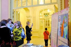 中國僑網(wǎng)演出前觀眾在展板前了解《邯鄲記》