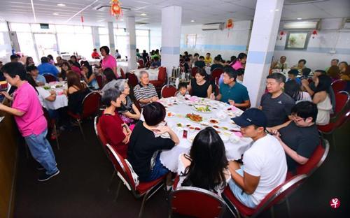 中國(guó)僑網(wǎng)汕園酒樓結(jié)業(yè)的消息傳開(kāi)后,酒樓天天座無(wú)虛席。(新加坡《聯(lián)合早報(bào)》/王彥燕 攝)