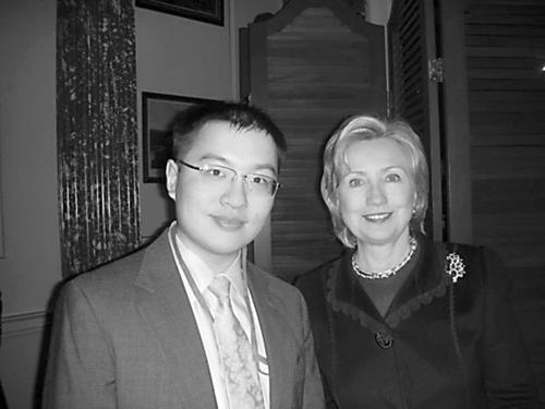 中國僑網(wǎng)圖為賴靜平和希拉里的合影