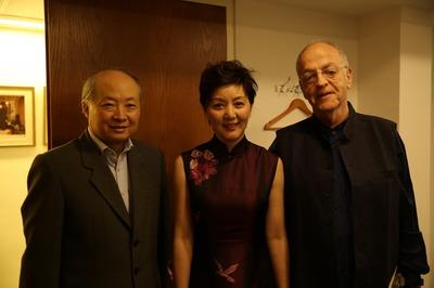 中國(guó)僑網(wǎng)詹永新大使(左)等祝賀演出成功