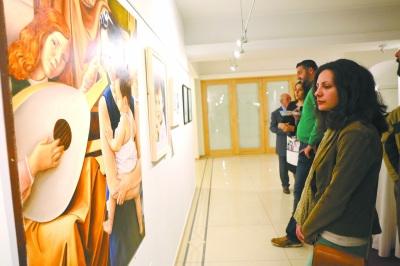 中國(guó)僑網(wǎng)馬耳他觀眾欣賞展覽