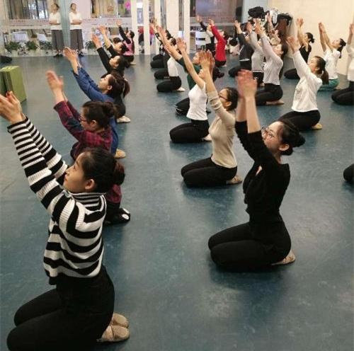 中國僑網(wǎng)中國民族舞蹈“趣味教程”受二代華裔青睞。(美國《僑報》資料圖)