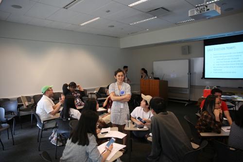 中國僑網(wǎng)林美虹(站立者)引導(dǎo)亞裔學(xué)生討論華埠現(xiàn)實問題。(美國《世界日報》/洪群超 攝)