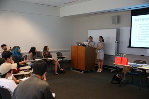 中國僑網(wǎng)林美虹(右二)與王逸君(右一)引導(dǎo)年輕亞裔學(xué)生討論華埠問題。(美國《世界日報》/洪群超 攝)