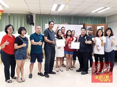 中國(guó)僑網(wǎng)青少年與成人組抽簽儀式。(馬來(lái)西亞《光華日?qǐng)?bào)》資料圖)