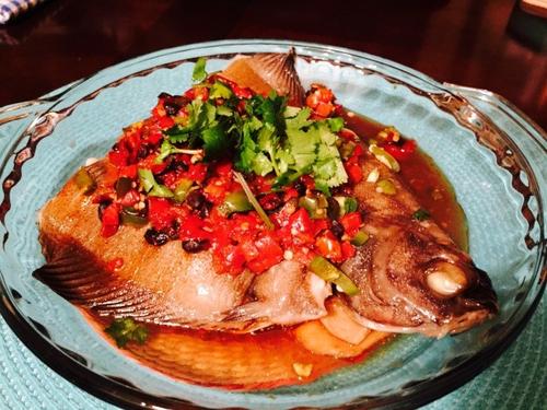 中國僑網(wǎng)剁椒蒸龍利(資料圖:美國《世界日報》)