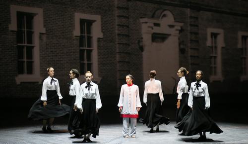 中國(guó)僑網(wǎng)舞臺(tái)劇《春江花月夜:賽珍珠》紐約首演劇照。(人民網(wǎng) 資料圖)