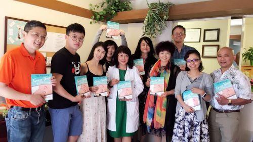 中國僑網(wǎng)《中醫(yī)美容與養(yǎng)顏》簽書會現(xiàn)場。(美國《僑報》資料圖)